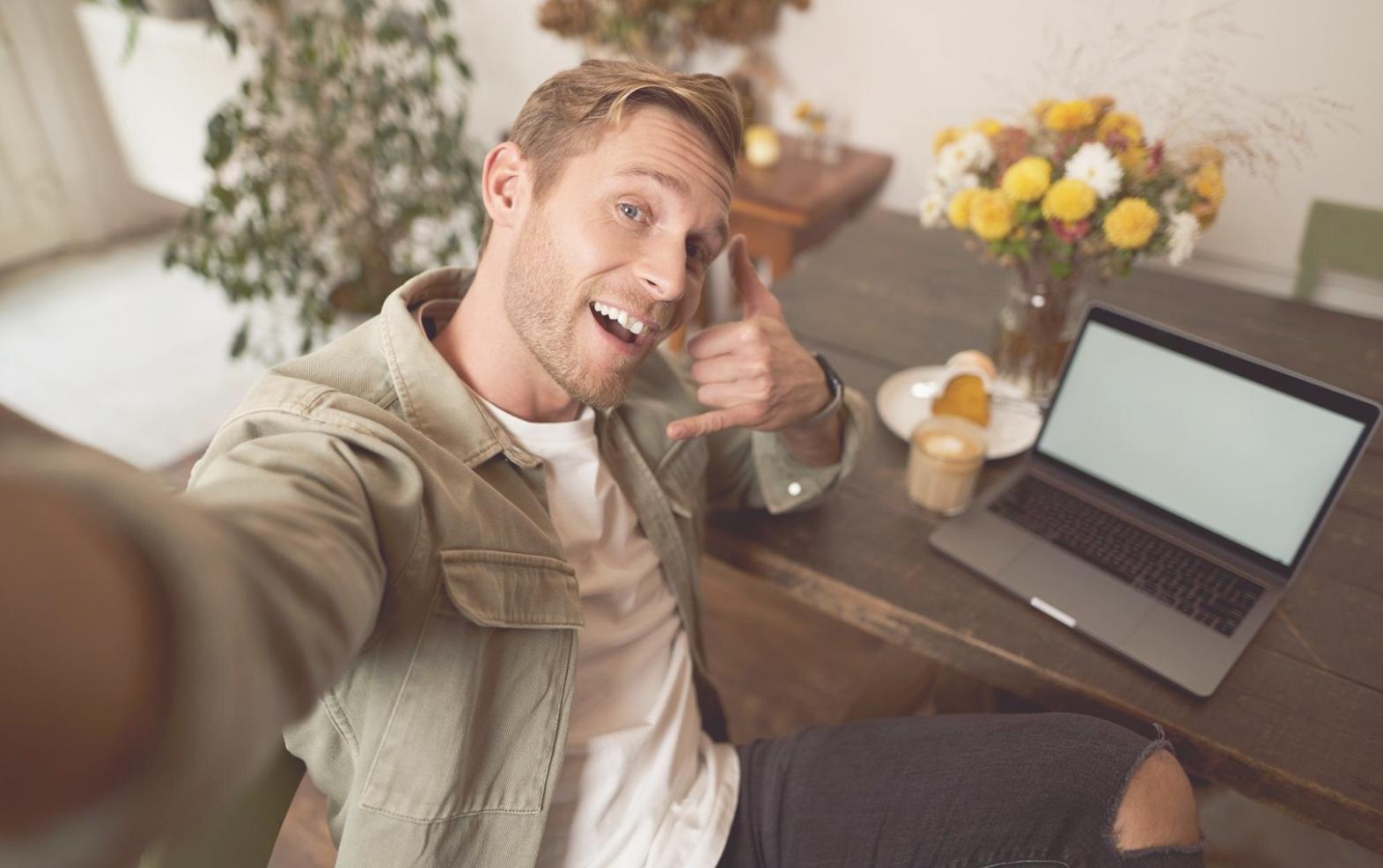 Arbeitsumgebung mit Finanzberichten und Notizen